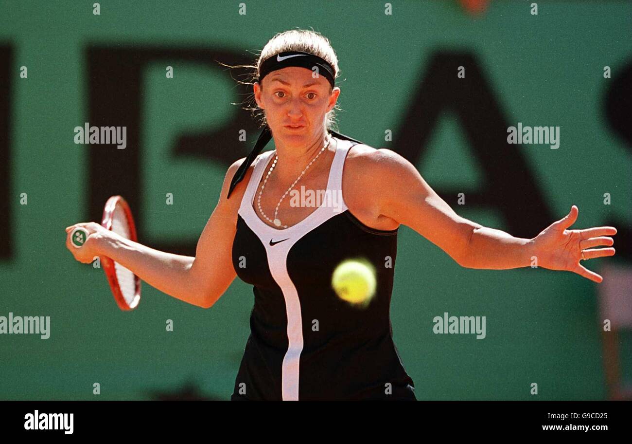 Tennis - French Open Roland Garros 2000.Mary Pierce se prépare à frapper un retour de l'avant-main sur son chemin à la victoire contre Martina Hingis Banque D'Images