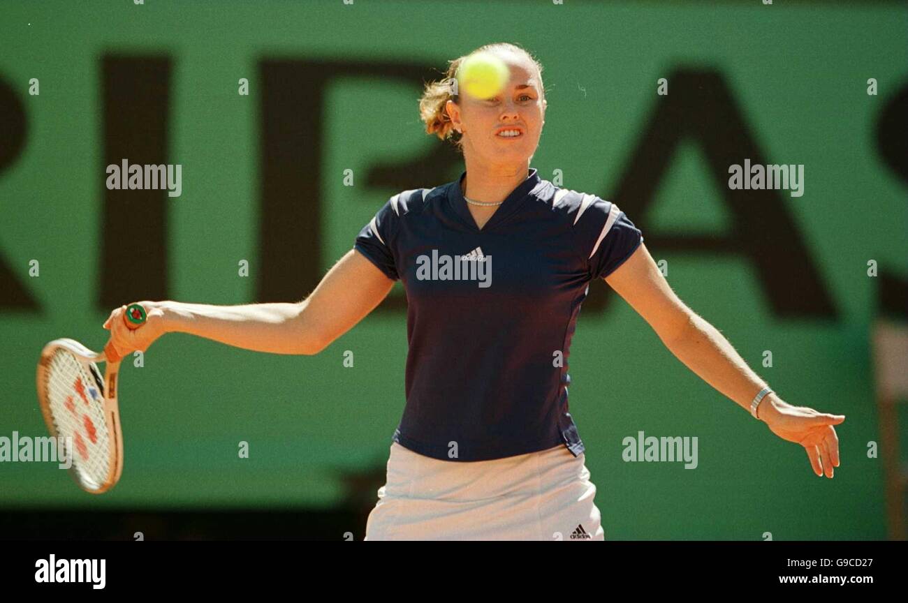 Tennis - French Open Roland Garros 2000.Martina Hingis revient d'une main comme elle est battue par Mary Pierce Banque D'Images