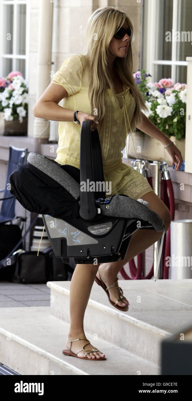 John Terry fiancé Toni Poole avec un de ses jumeaux bébé arrive retour à l'hôtel Angleterre épouses à Baden-Baden, Allemagne .l Banque D'Images