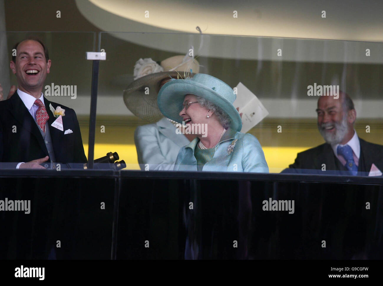(De gauche à droite) : Le comte de Wessex, la princesse Michael de Kent (caché), la reine Elizabeth II et le Prince Michael de Kent partagent une blague sur le deuxième jour de courses à Royal Ascot. Banque D'Images