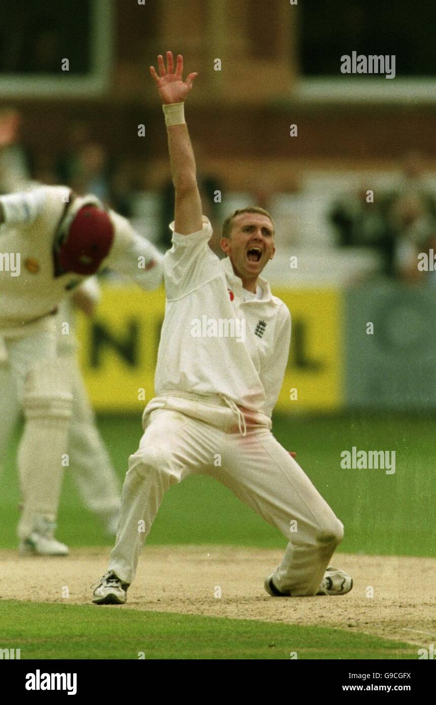 Cricket - deuxième test d'assurance de Cornhill - Angleterre / Antilles - Premier jour. Dominic Cork, en Angleterre, fait appel à l'arbitre Banque D'Images