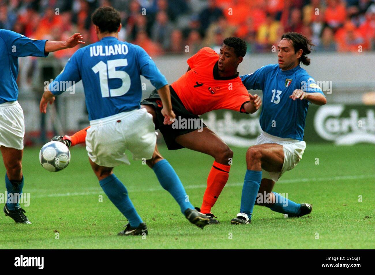 Football - Euro 2000 - semi finale - Italie / Hollande.Patrick Kluivert (c), de Hollande, est retiré par Alessandro Nesta (r), de l'Italie, qui concède une pénalité Banque D'Images