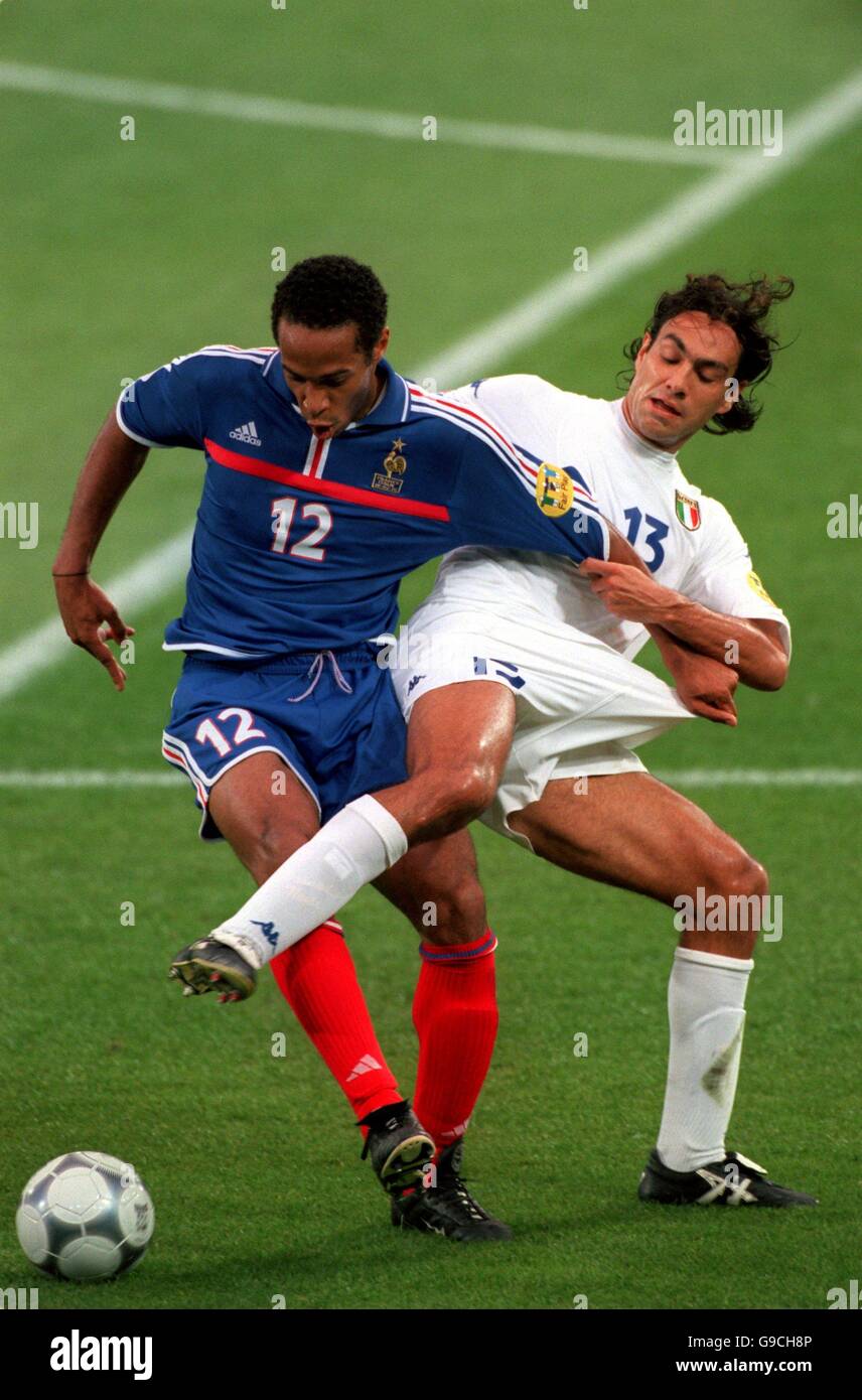 L'Italien Alessandro Nesta tente de tirer Thierry Henry de France loin de la balle Banque D'Images