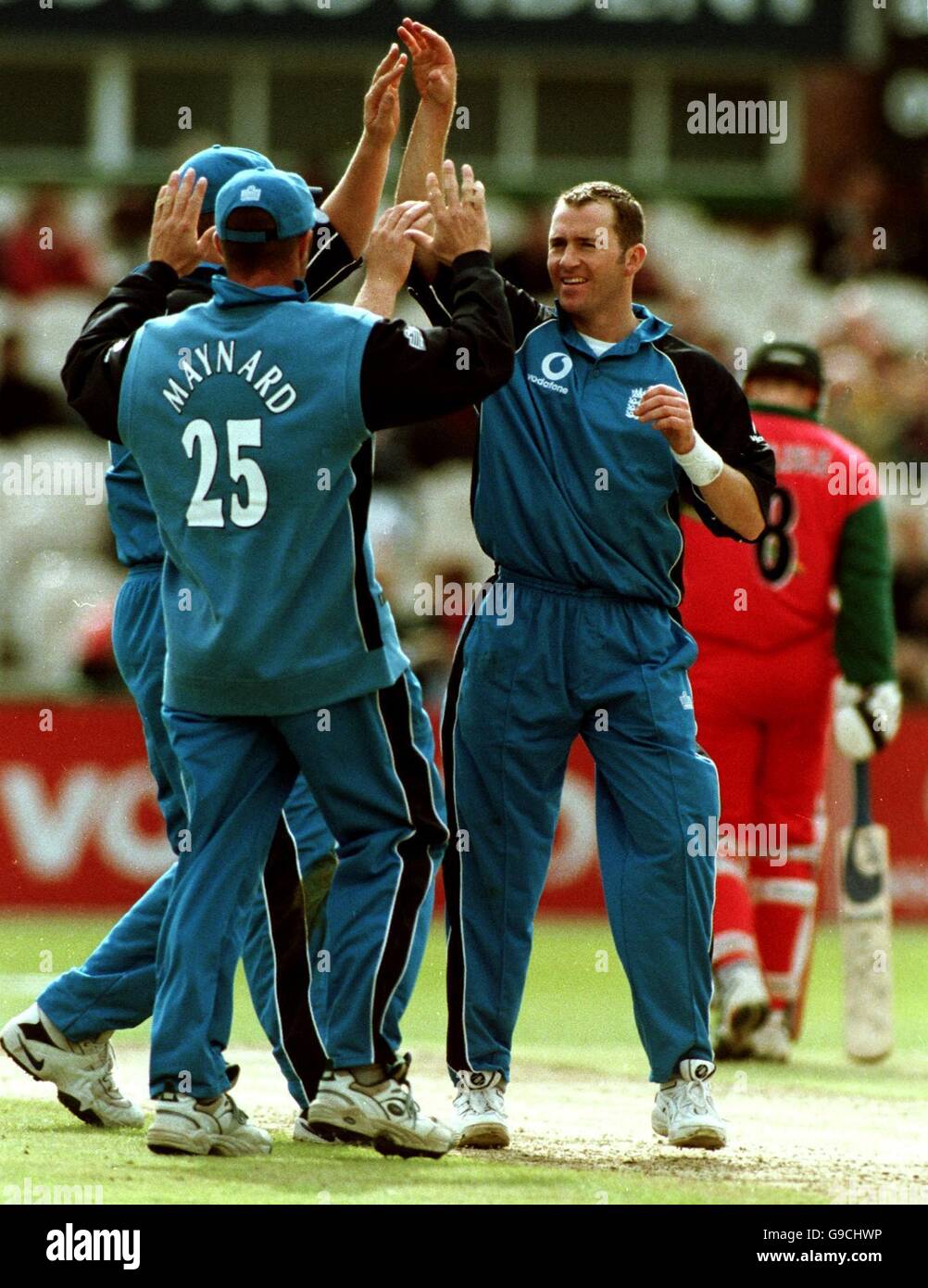 Cricket - série NatWest Tournoi triangulaire - Angleterre / Zimbabwe.Craig White (r), en Angleterre, célèbre le bowling Dirk Viljoen du Zimbabwe Banque D'Images