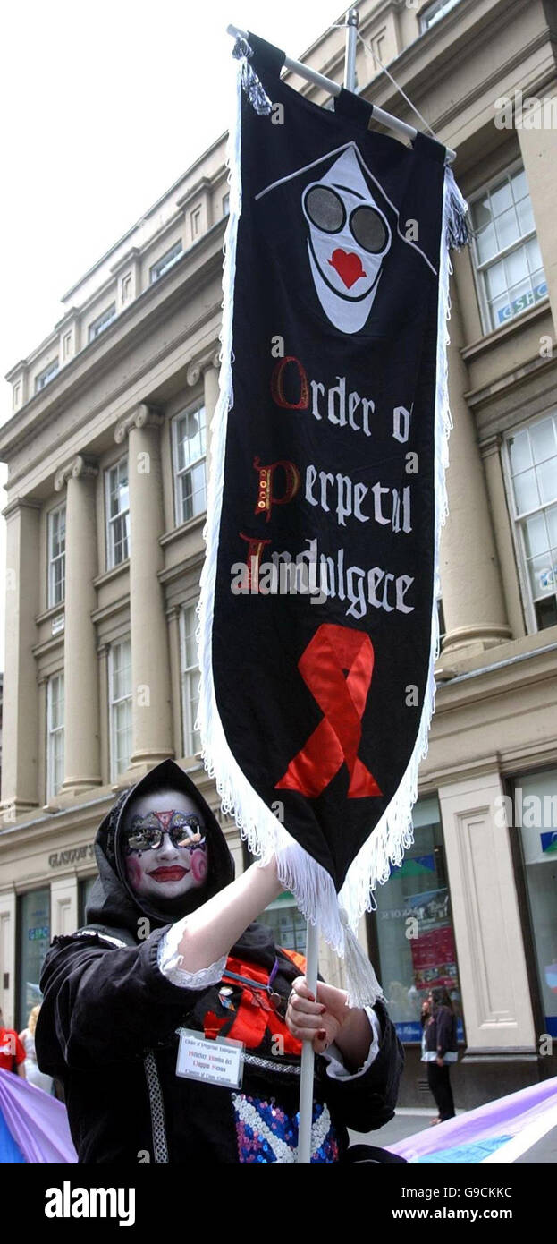 Le frère Bimbo del Doppio Senso de l'ordre de l'indulgence perpétuelle participe à la Marche de la fierté Scotia Glasgow pour les droits des gays de Blythswood Square dans la ville à George Square. Banque D'Images