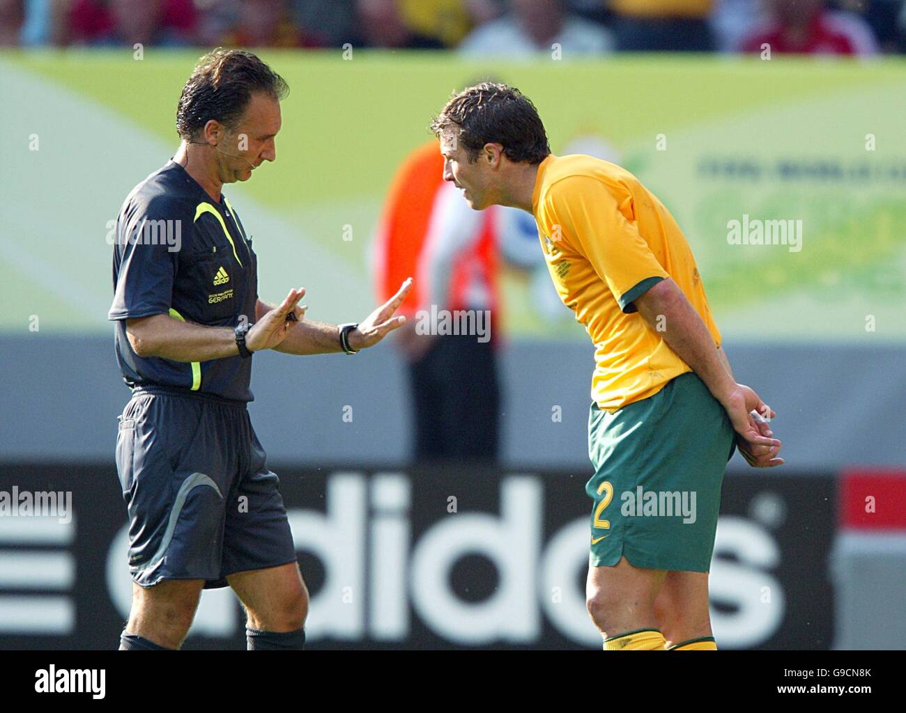 Football - coupe du monde de la FIFA 2006 Allemagne - deuxième tour - Italie / Australie - Fritz-Walter-Stadion.Lucas Neill, en Australie, proteste contre l'arbitre Luis Medina Cantalejo après qu'il ait accordé une pénalité à l'Italie dans les dernières secondes du match Banque D'Images