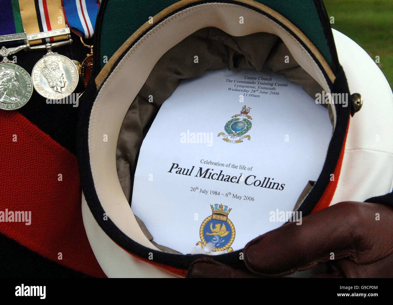 Une copie de l'ordre de service est tenue à l'intérieur d'un chapeau (pratique courante pour les militaires pendant les engagements officiels) lors des funérailles de Marine Paul Collins, 21 ans, au Centre de formation du Commando, Lympstone, Devon. Banque D'Images