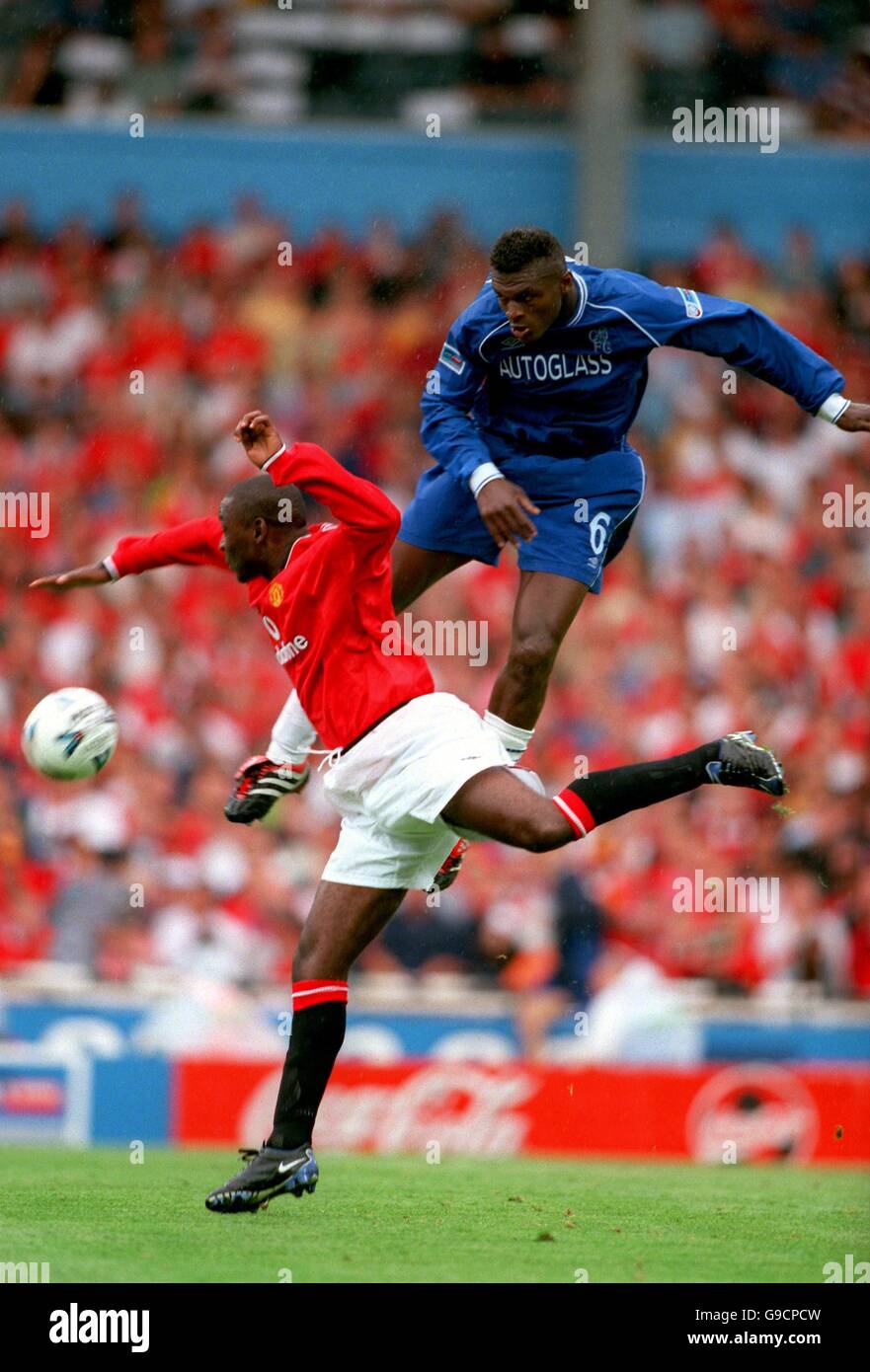 Marcel Desailly, de Chelsea (à droite), dépasse Andy Cole, de Manchester United (à gauche) pour gagner un en-tête Banque D'Images