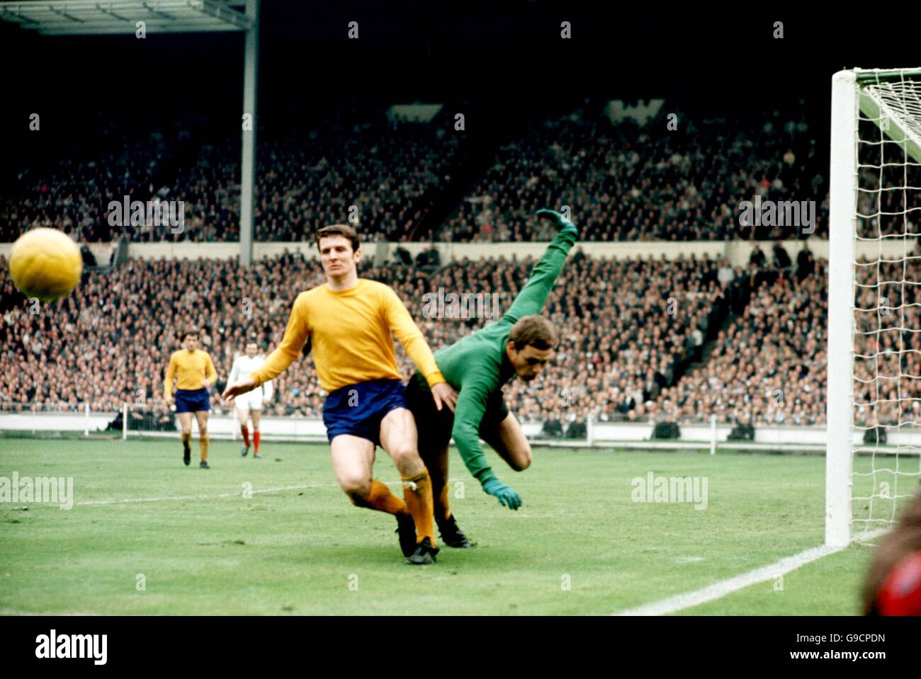 Football - finale de la coupe FA - West Bromwich Albion / Everton. Brian Labone (l) et Gordon West (r) d'Everton Banque D'Images