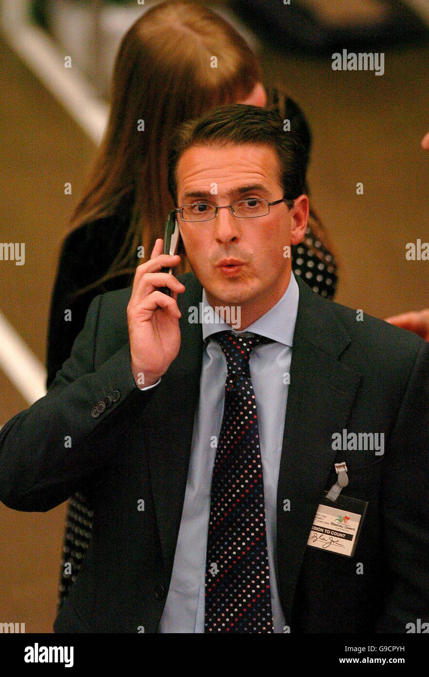 Le candidat travailliste Owen Smith réagit à sa défaite par le candidat indépendant Dai Davies lors de l'élection parlementaire de Blaenau Gwent.PRESS ASSOCIATION photo. Date de la photo: Vendredi 30 juin 2006. L'élection a été provoquée par la mort du rebelle travailliste Peter Law qui a tenu les deux sièges en tant qu'indépendant. Voir le SONDAGE de l'histoire de PA Blaenau. Le crédit photo devrait se lire: David Jones / PA. Banque D'Images