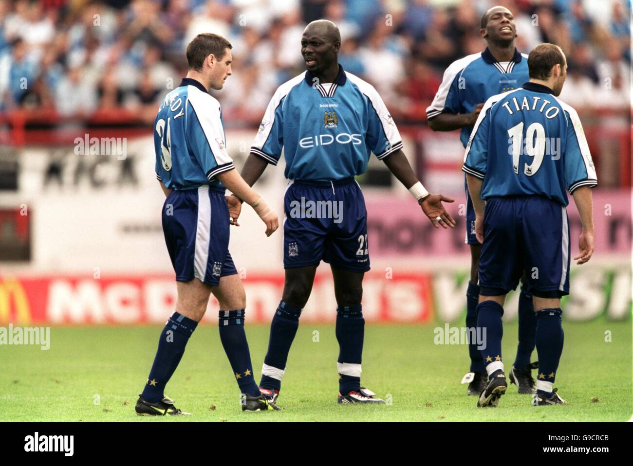 Soccer - FA Carling Premiership - Charlton Athletic / Manchester City.George Weah (2e r) de Manchester City fait appel à son coéquipier Mark Kennedy (r) Banque D'Images