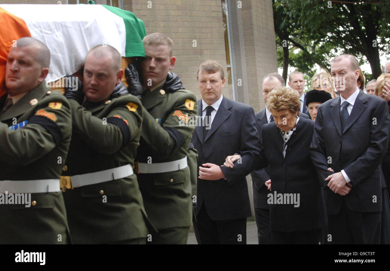 Maureen Haughey, veuve de l'ancien Premier ministre irlandais Charles Haughey, et ses fils Connor (à gauche) et Keiran (droite), suivre son cercueil dans l'église Notre Dame de l'Conselation Donnycarney à Dublin en avant ses funérailles demain. Banque D'Images