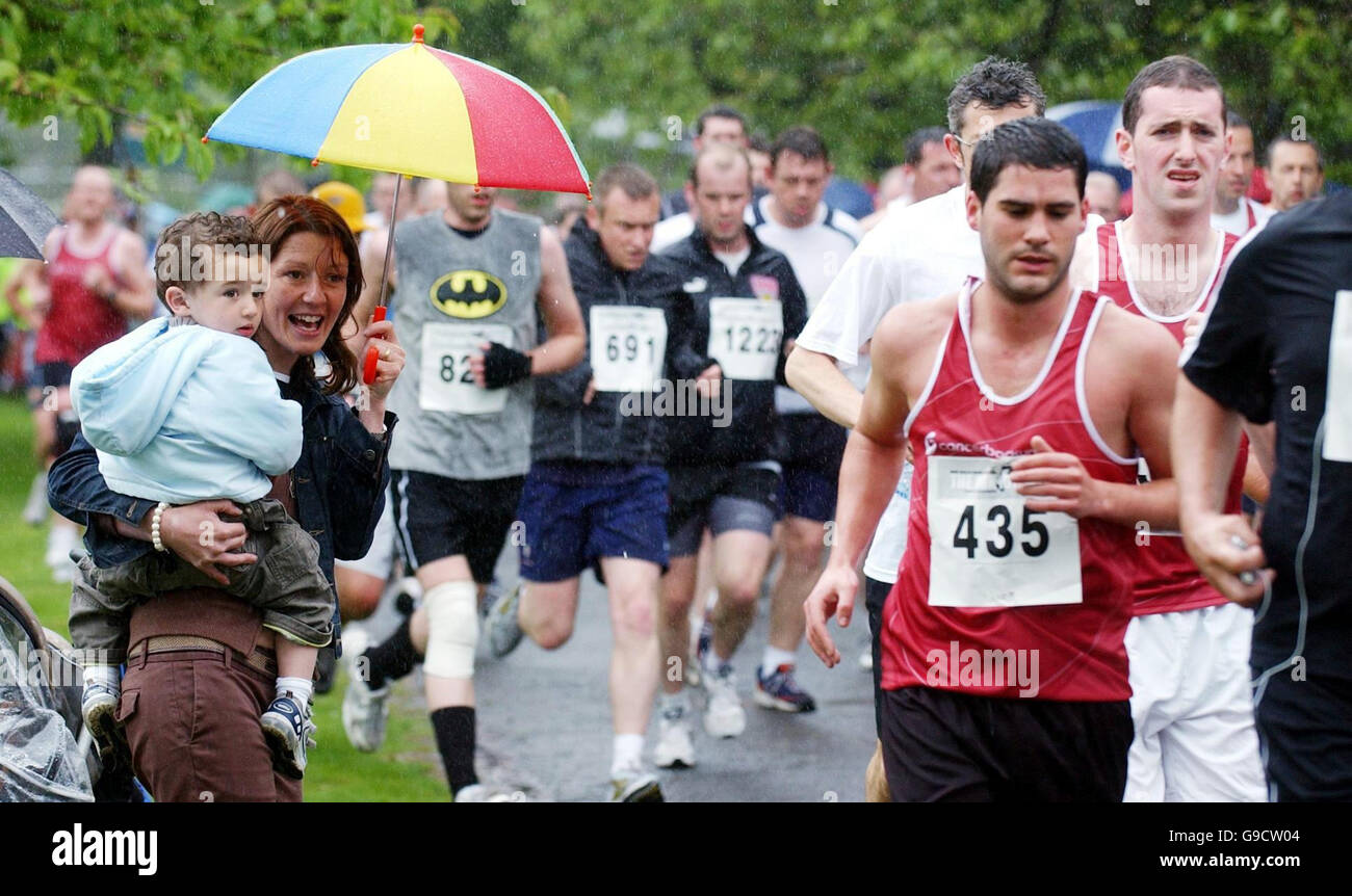 Alison Young et son fils de deux ans Elliott Young, encourager les participants à la Men's Health Forum Ecosse 10K courir à Bellahouston Park, Glasgow. Banque D'Images