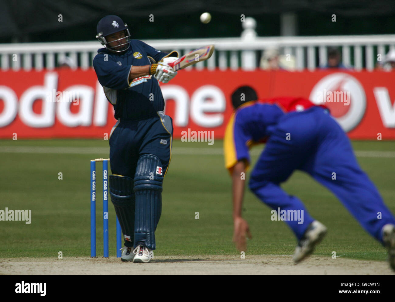 Cricket - Trophée Cheltenham et Gloucester - Kent v Essex - St Lawrence Ground.Andrew Hall de Kent frappe six personnes de J Ahmed d'Essex Banque D'Images