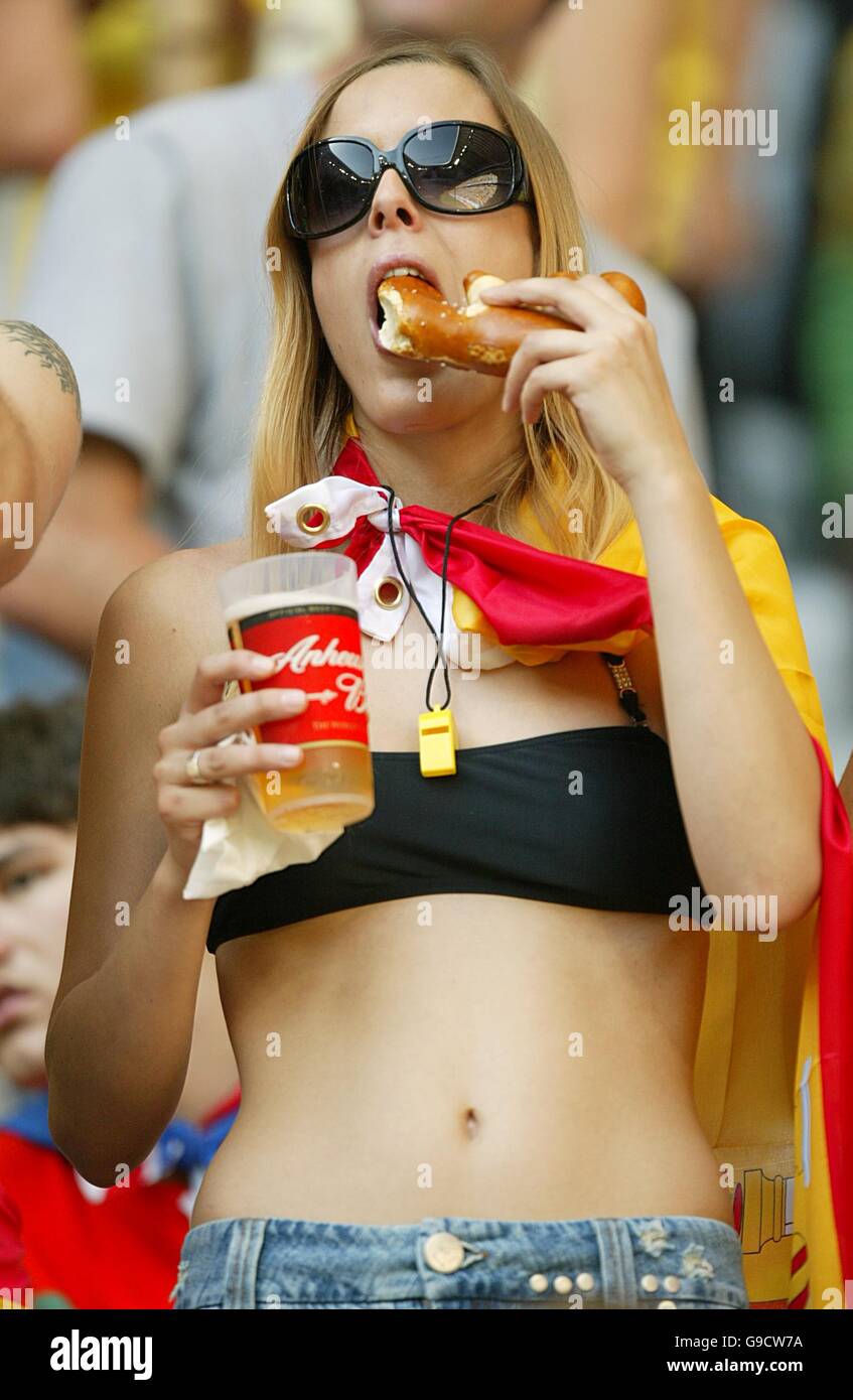 Un fan espagnol apprécie un Pretzel avant le Brésil v match en Australie Banque D'Images