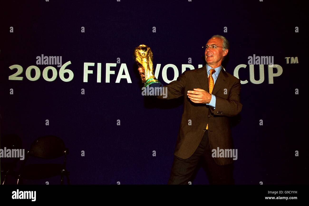 Football - coupe du monde FIFA 2006 - appel d'offres pour accueillir un tournoi.Franz Beckenbauer, responsable de la candidature à la coupe du monde de la FIFA en Allemagne 2006, avec le trophée de la coupe du monde de la FIFA Banque D'Images