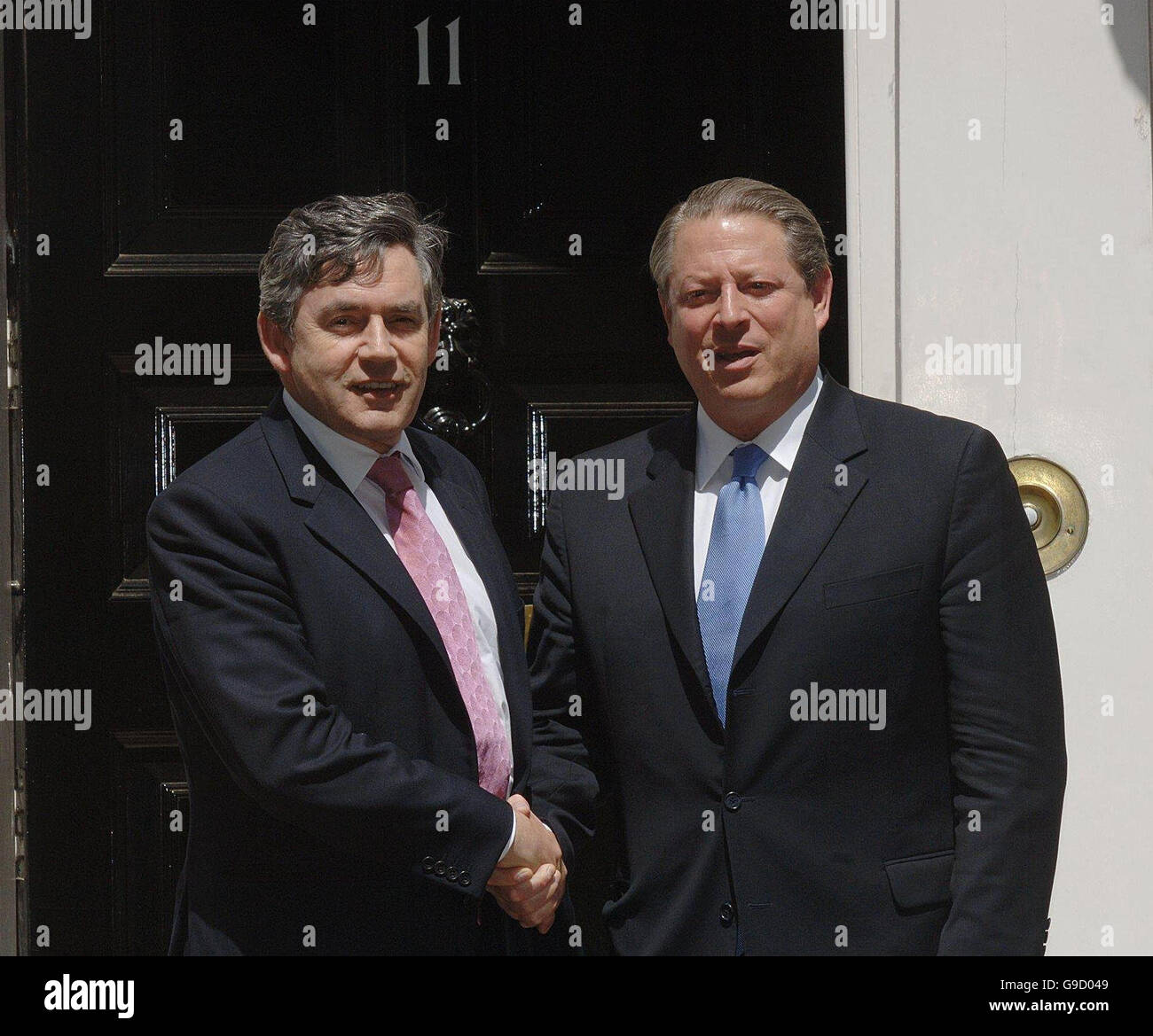 Gordon Brown (à gauche) rencontre l’ancien sénateur américain Al Gore à l’extérieur de la rue Downing Street no 11 dans le centre de Londres. Banque D'Images
