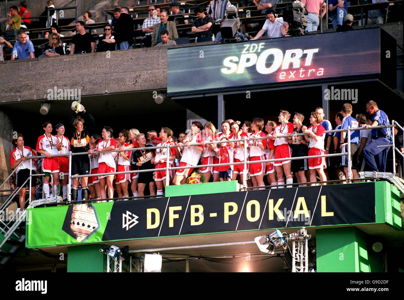 Marleen Wissink, gardien de but du FFC Frankfurt (quatrième à gauche) Lève la coupe allemande pour femmes pendant que ses coéquipiers célèbrent Banque D'Images
