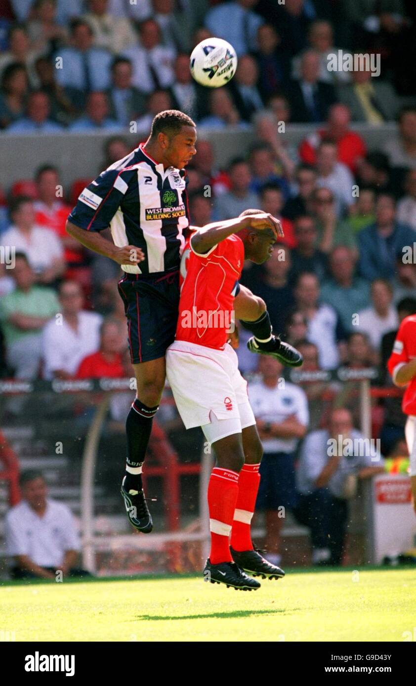 Football - Nationwide League Division One - Nottingham Forest / West Bromwich Albion.West Bromwich Matt Carbon (l) d'Albion bat le Marlon Harewood (r) de Nottingham Forest jusqu'au ballon Banque D'Images