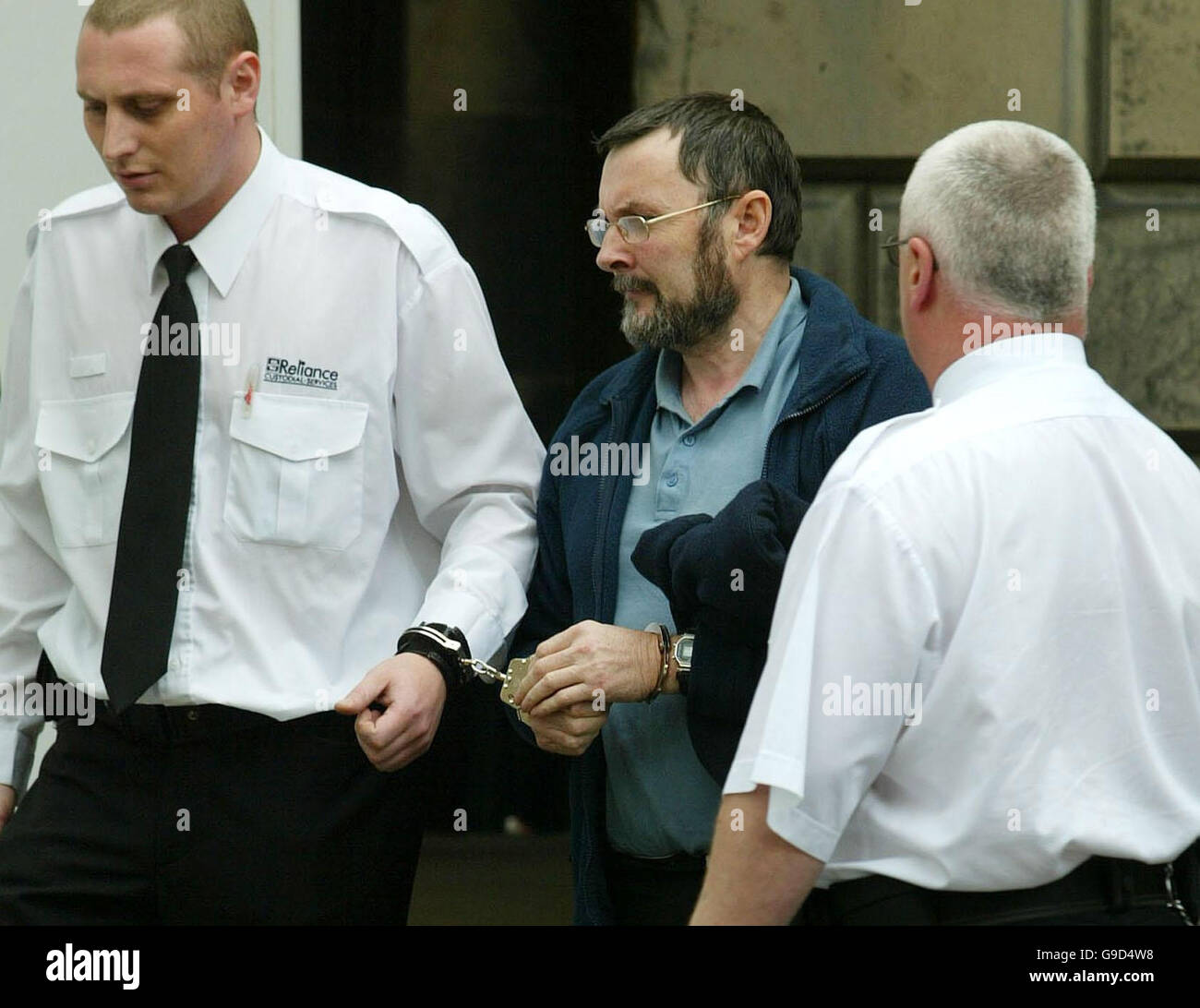 Paul Firth, ancien directeur adjoint des enseignants et chef scout, 54 ans (au centre), quitte la haute Cour d'Édimbourg après avoir été emprisonné pendant huit ans pour un catalogue d'abus contre des garçons pendant plus de deux décennies. Banque D'Images