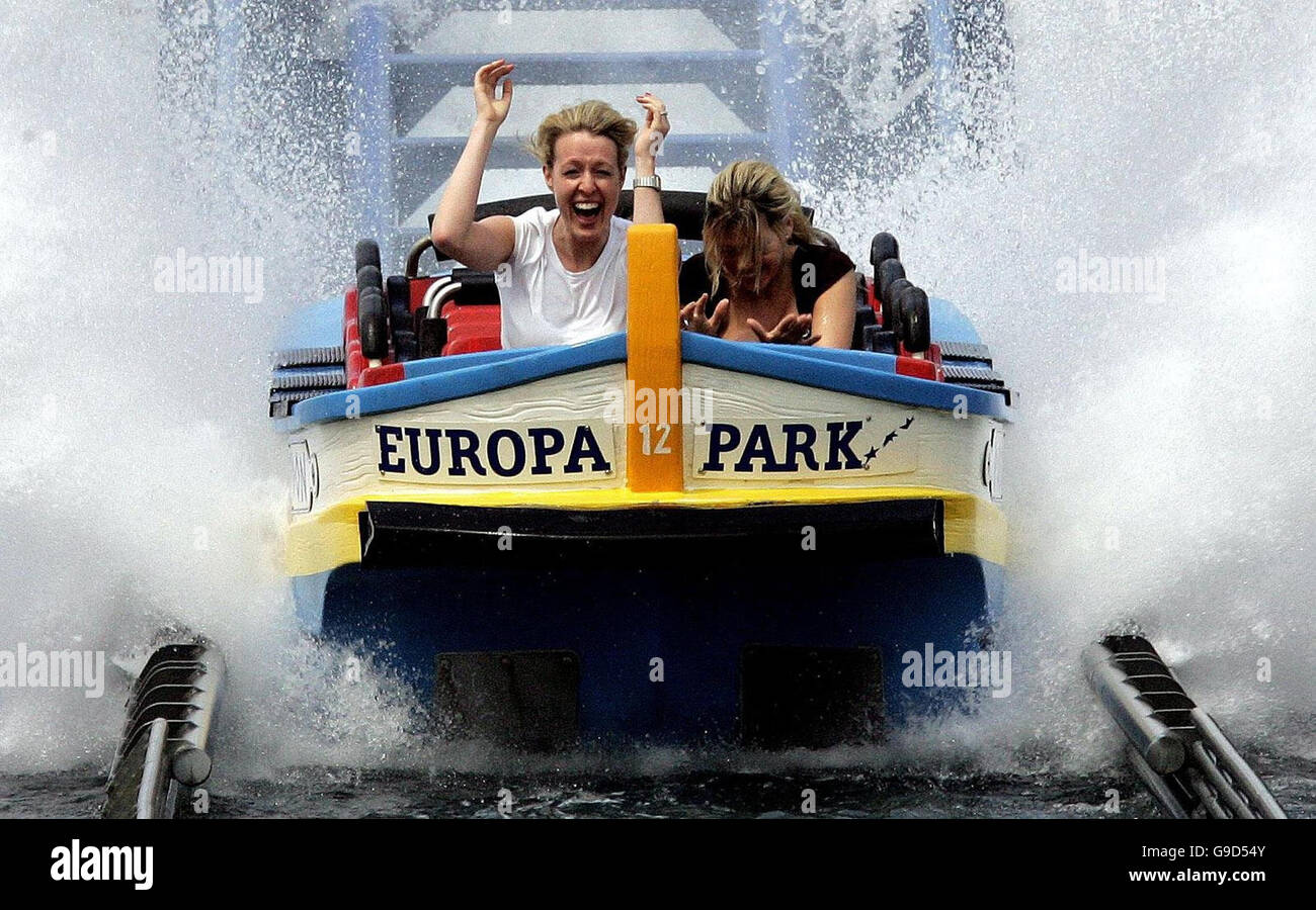 Lisa Roughead (à gauche), partenaire du footballeur d'Angleterre Michael Carrick, et Toni Poole (à droite), partenaire du footballeur d'Angleterre John Terry, profitez d'une promenade sur l'eau au Europa Park, en Allemagne. Banque D'Images