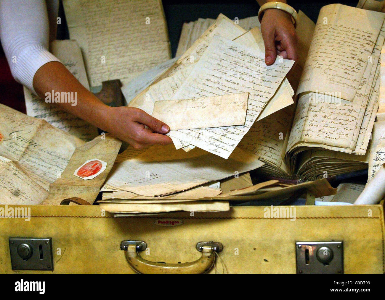 Une valise remplie de lettres du XVIIIe siècle, qui ont été découvertes  dans une maison d'Édimbourg et qui révèle les secrets de l'East India  Company, sera mise aux enchères le 11 juillet