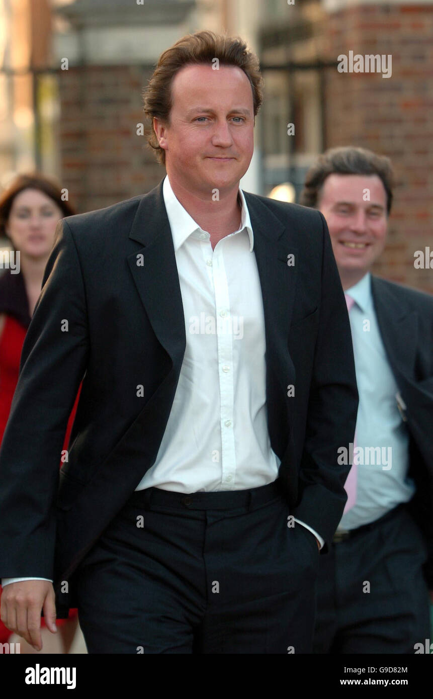 Le chef du parti David Cameron arrive pour le Parti d'été conservateur, à l'Hôpital Royal Chelsea. Banque D'Images