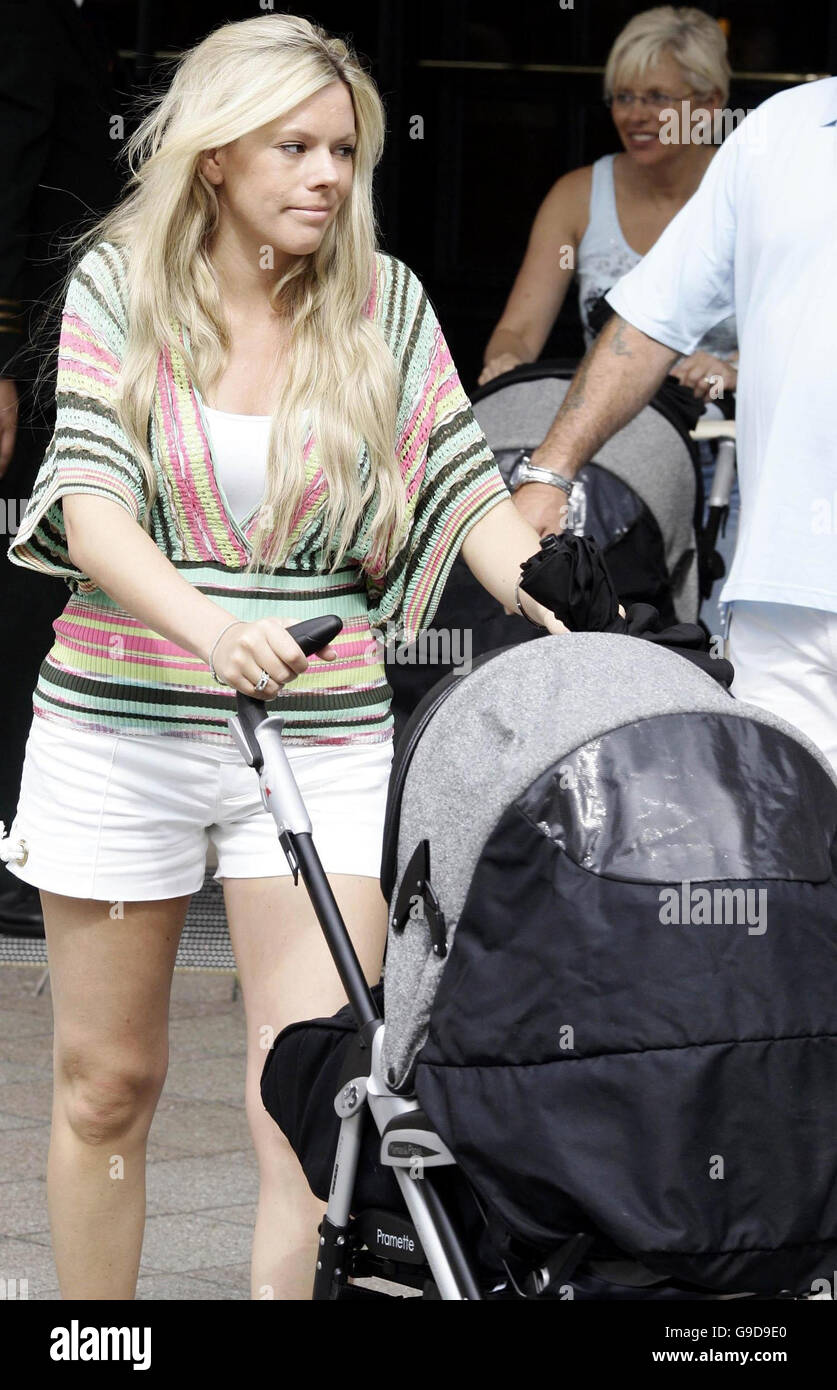 Toni Poole, partenaire de John Terry, quitte son hôtel à Baden-Baden, en Allemagne, le jour où l'Angleterre affronte la Suède dans leur match de la coupe du monde de la FIFA du groupe B. Banque D'Images