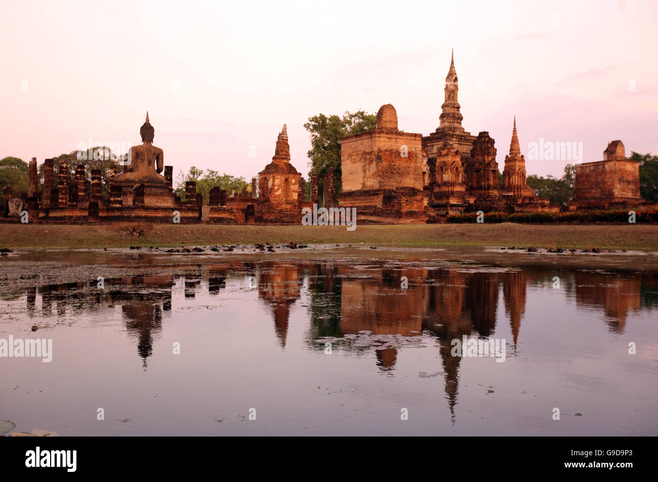 Le Wat Mahathat Temple au parc historique de Sukhothai dans la Provinz Sukhothai dans le nord de Bangkok en Thaïlande, Southea Banque D'Images