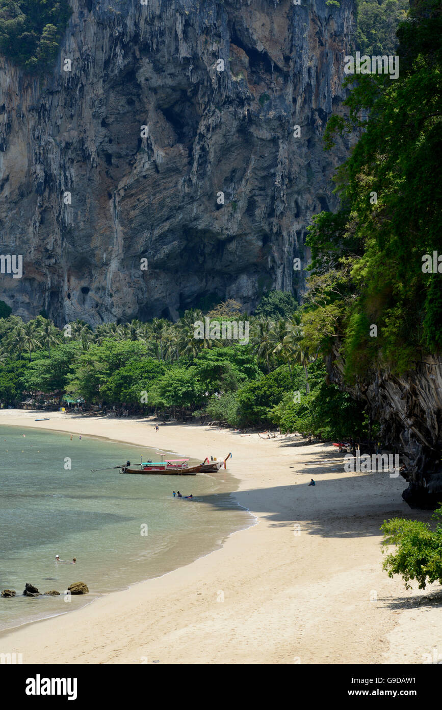 La Hat Tom Sai Beach à Railay près de Ao Nang à l'extérieur de la ville de Krabi sur la mer d'Andaman au sud de la Thaïlande. Banque D'Images