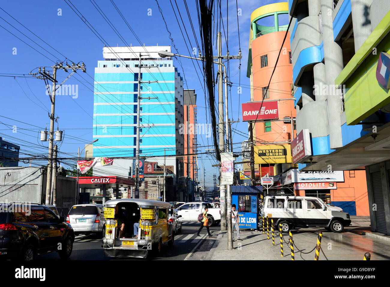 PHILIPPINES, Manille, Quezon City, jeepney, nouveau réseau électrique et d'édifices à appartements Banque D'Images