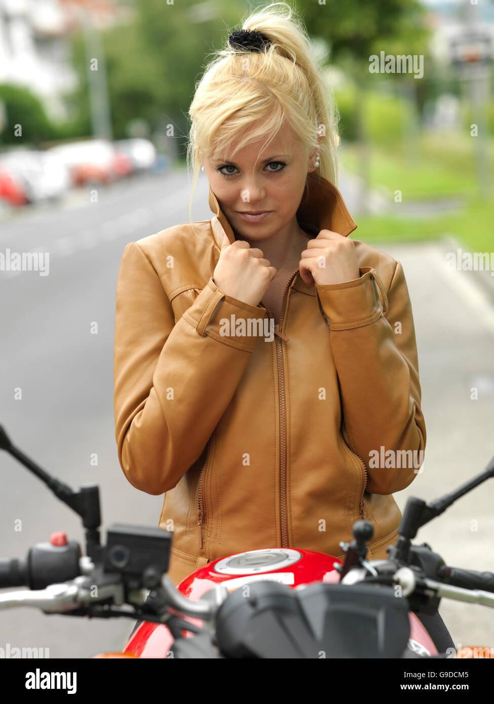 Jeune femme sur une moto Banque D'Images