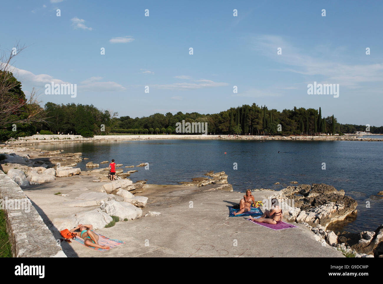 Les gens se trouvant sur la côte rocheuse de la baie, à la lisière de la forêt, mer, Umag, Croatie, Europe Banque D'Images Les gens se trouvant sur la côte rocheuse de la baie, à la lisière de la forêt, mer, Umag, Croatie, Europe Banque D'Images