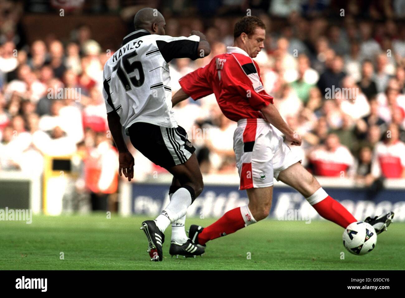 Football - Nationwide League Division One - Fulham / Barnsley.Barry Hayles de Fulham (l) s'attaque à Brian O'Callaghan de Barnsley (r) Banque D'Images