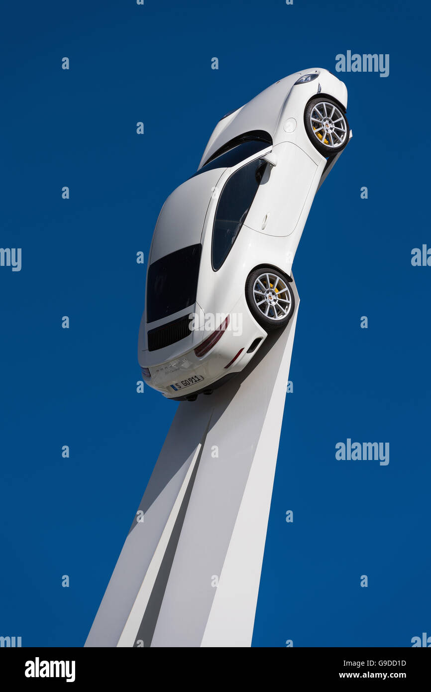 Porsche 911 Carrera 2015 sur un socle blanc, une partie de la sculpture d'Inspiration 911, l'artiste Gerry Judah Banque D'Images