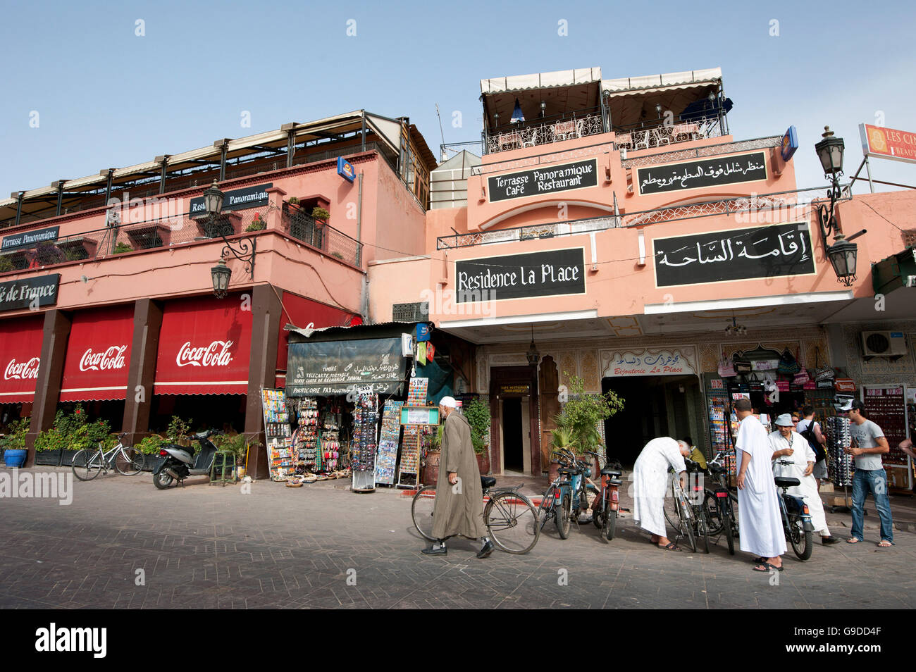 Terrasses de cafés sur la place Jemaa El Fnaa, Site du patrimoine mondial de l'UNESCO, à Marrakech, Maroc, Afrique du Nord, Afrique Banque D'Images