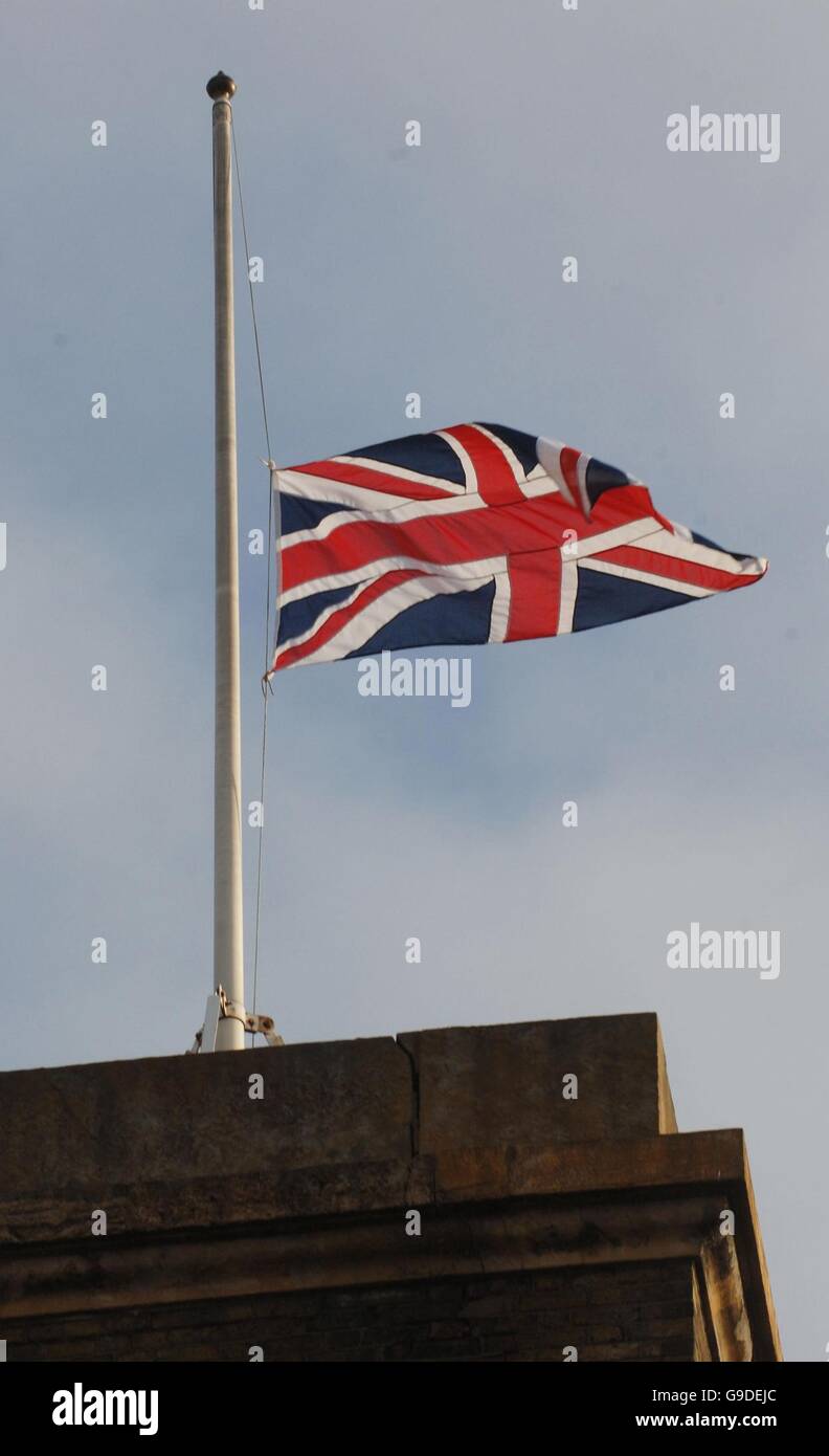 Un drapeau vole à mi-mât sur le dessus de King's. Cross Station à Londres Banque D'Images