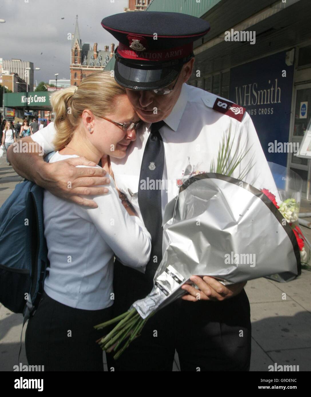 Anniversaire du suicide à la bombe - Londres.Un membre de l'Armée du Salut réconforte une femme arrivant à la gare de King's Cross à Londres pour y déposer des fleurs. Banque D'Images