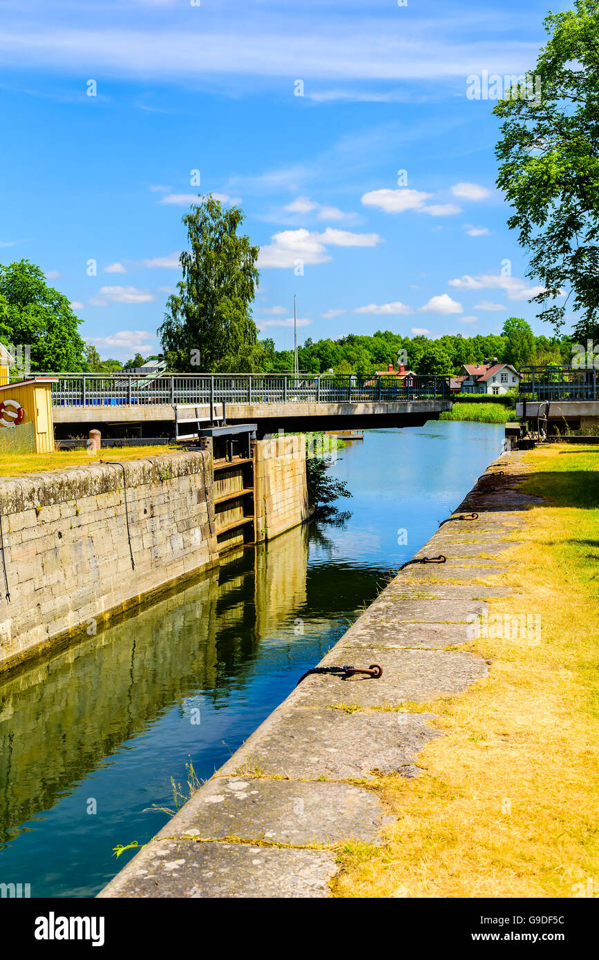 L'ouverture d'un pont tournant sur Gota canal comme vu du côté du canal à Norsholm, Suède. Banque D'Images