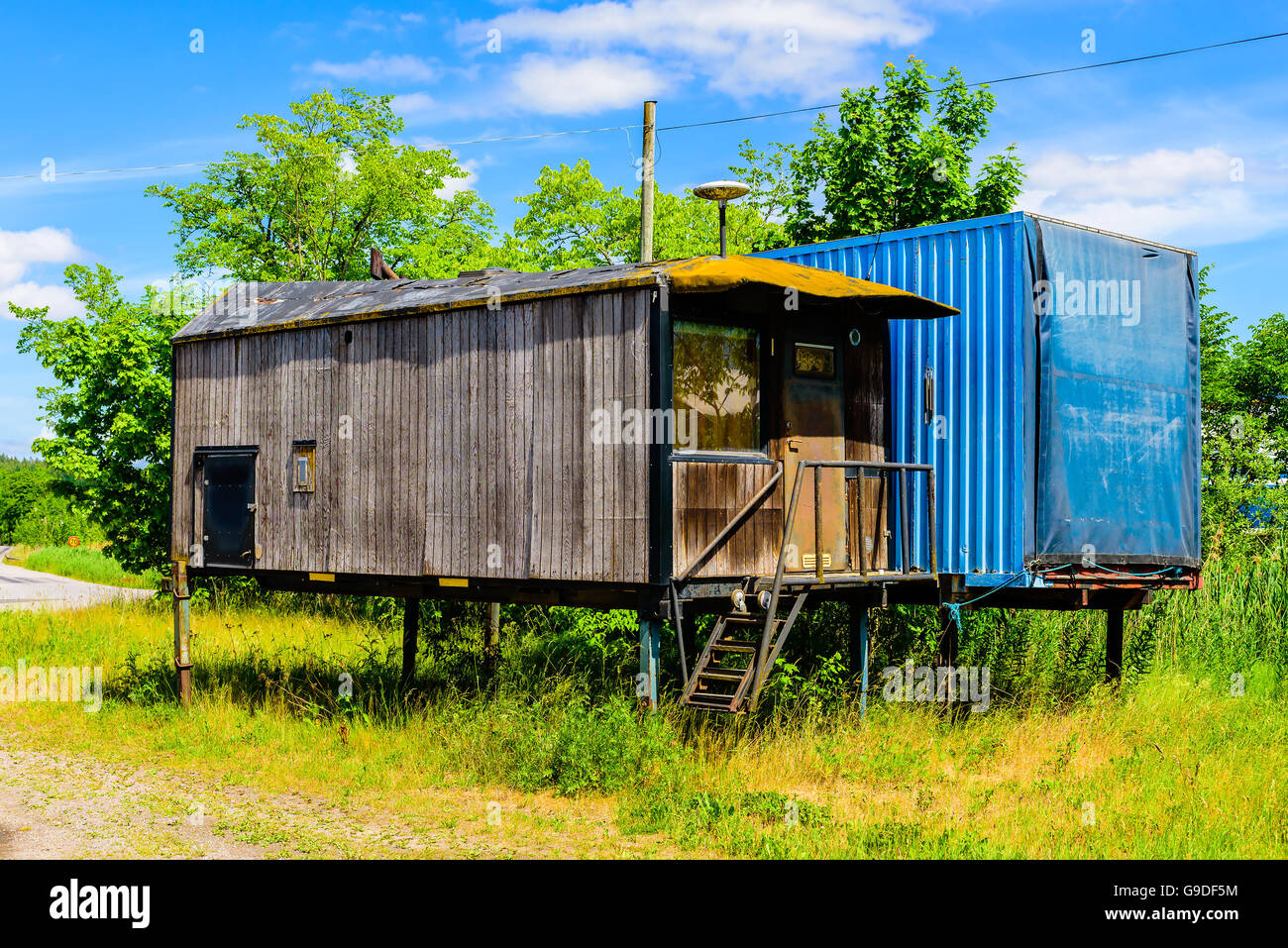 Mobile Homes abandonnés. Vieux camion remorques utilisées comme support de mobile homes dans la campagne et tomber en morceaux. Banque D'Images