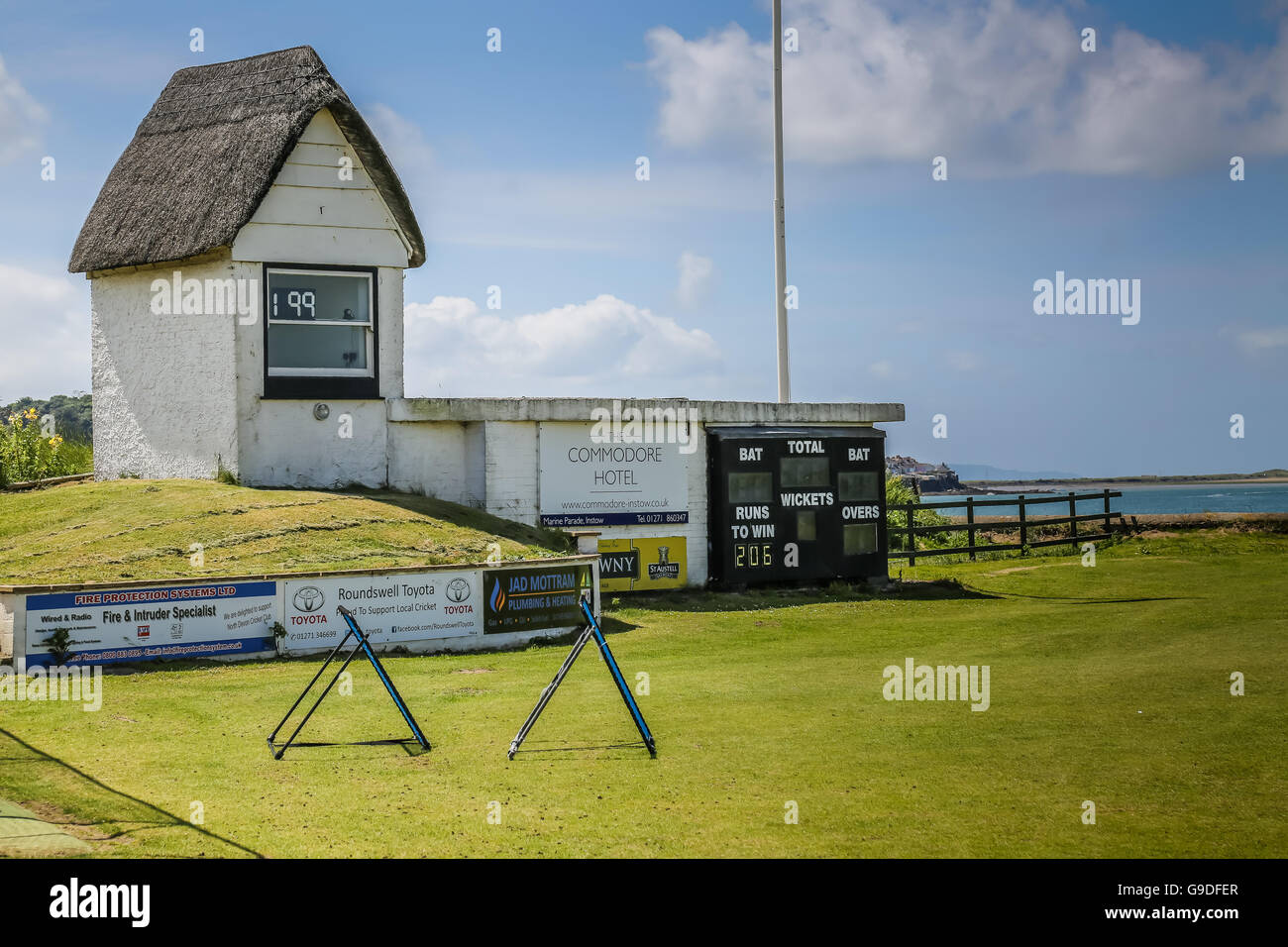 Le North Devon Cricket Club sol à Instow. Le terrain de cricket et donne sur l'océan est l'un des plus beaux de l'UK Banque D'Images