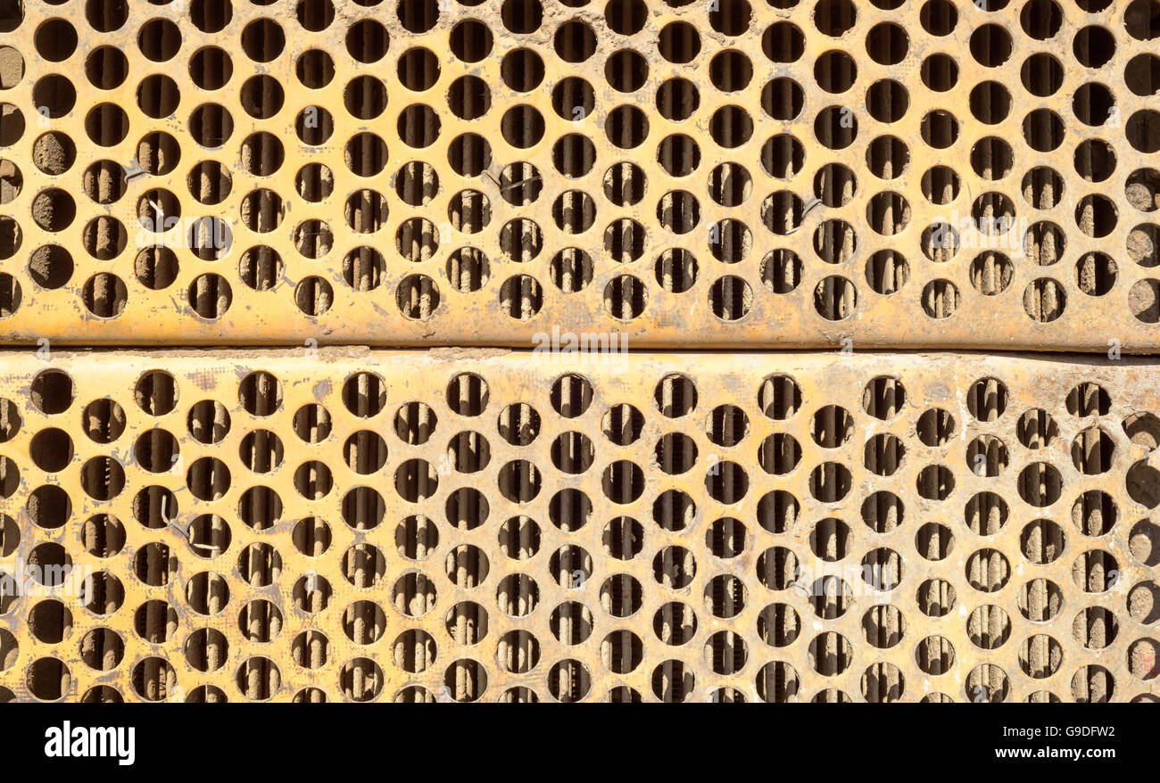 Ventilation rouillé Orange grill avec de nombreux trous circulaires utilisés comme d'air pour radiateurs sur des machines industrielles et les véhicules. Banque D'Images