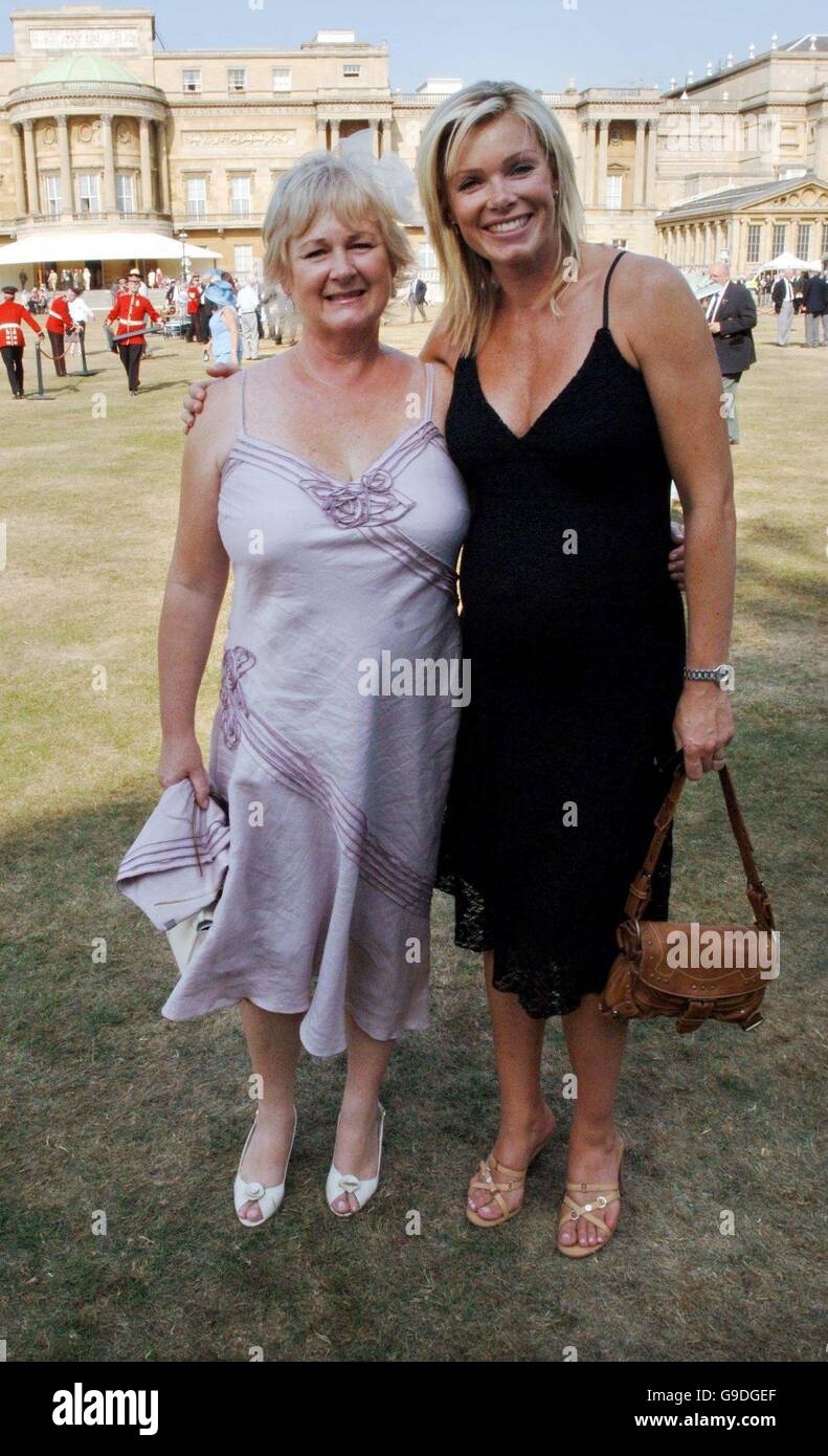 Model Nell McAndrew (à droite) avec sa mère Nancy McAndrew à une Garden Party pour l'association des jamais oubliés au Palais de Buckingham. Date de la photo: Mercredi 19 2006 juillet. Photo Credit devrait lire: Steve Parsons / PA. Banque D'Images