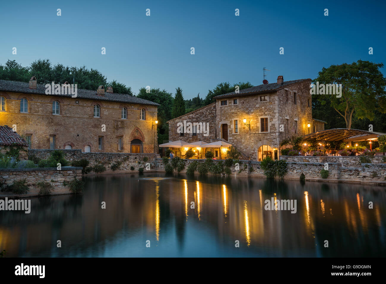 Petite ville toscane médiévale célèbre pour ses eaux thermales, Bagno Vignoni. Banque D'Images