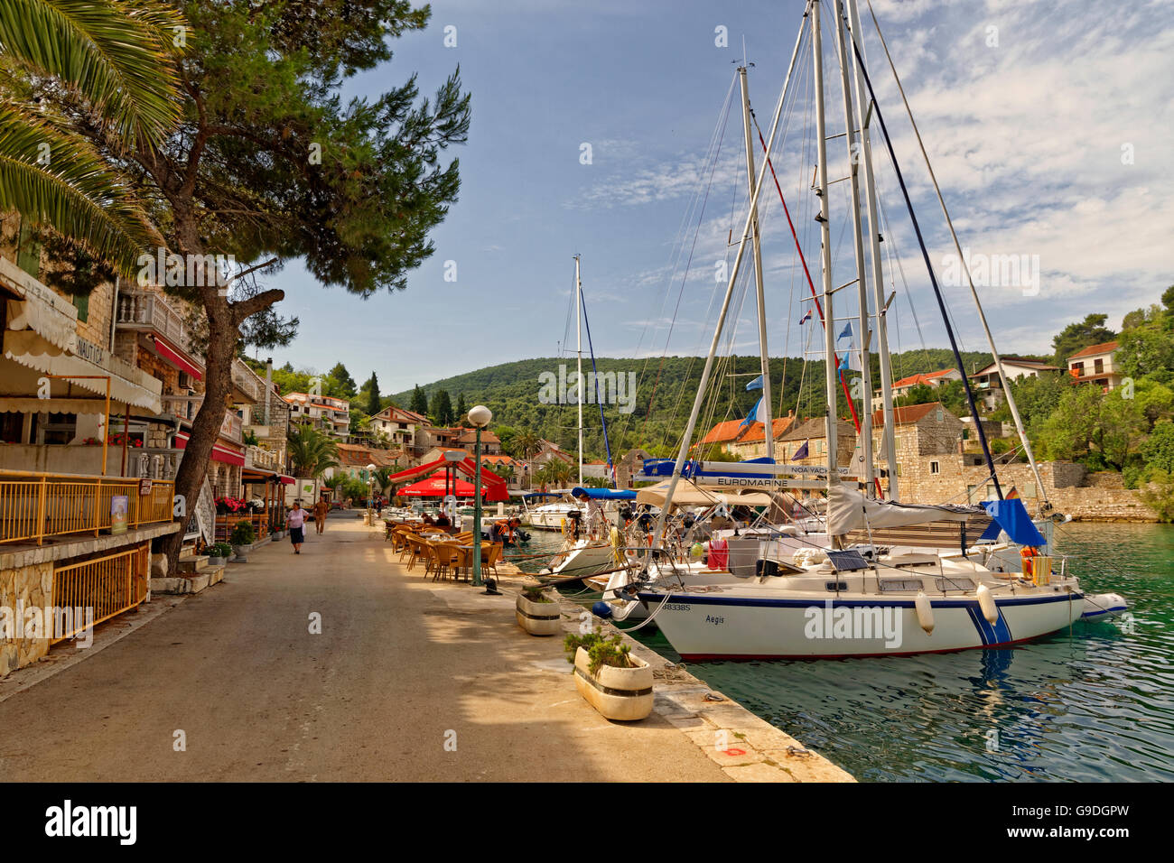 Bateaux amarrés au quai du village de Jelsa sur l'île de Solta en Croatie. Banque D'Images