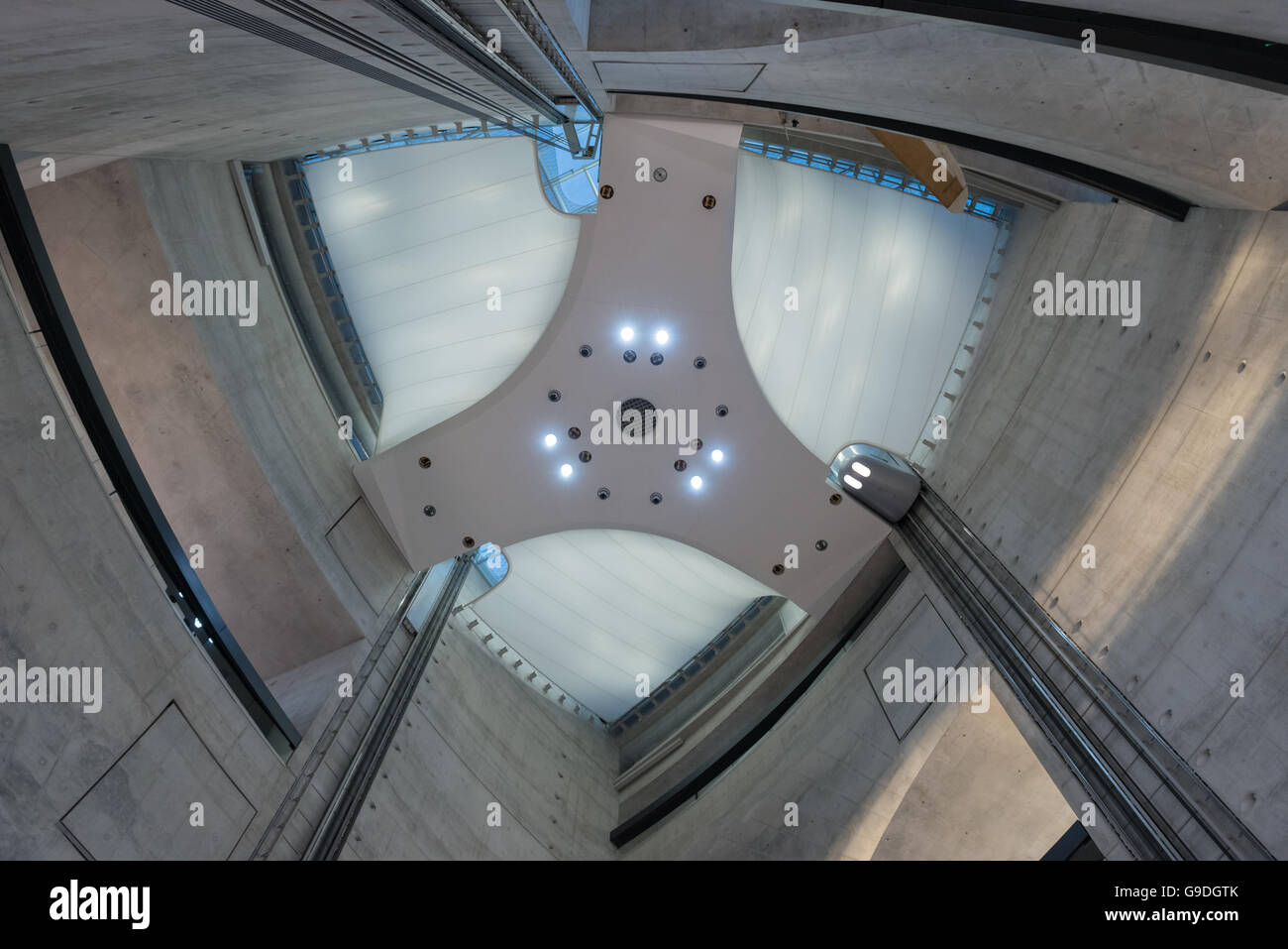 Intérieur de la musée Mercedes Benz à Stuttgart. Banque D'Images