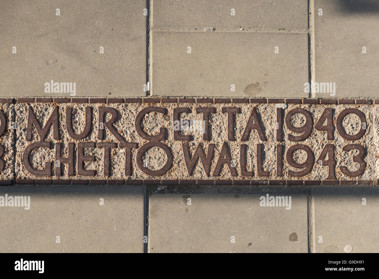 Marqueurs du mur du Ghetto de Varsovie sur le trottoir Banque D'Images