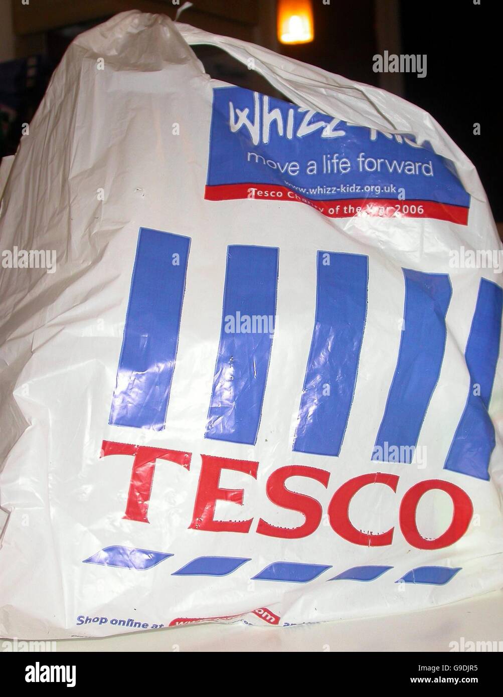 Un sac Tesco pour illustrer le plus important détaillant du Royaume-Uni vise à réduire les quatre milliards de sacs en plastique des plats qu'il annuellement de 25 % en deux ans, il dit aujourd'hui. Points Clubcard Tesco accordera aux personnes qui recycler les vieux ou les transporteurs, font leurs achats dans d'autres sacs. Banque D'Images Un sac Tesco pour illustrer le plus important détaillant du Royaume-Uni vise à réduire les quatre milliards de sacs en plastique des plats qu'il annuellement de 25 % en deux ans, il dit aujourd'hui. Points Clubcard Tesco accordera aux personnes qui recycler les vieux ou les transporteurs, font leurs achats dans d'autres sacs. Banque D'Images