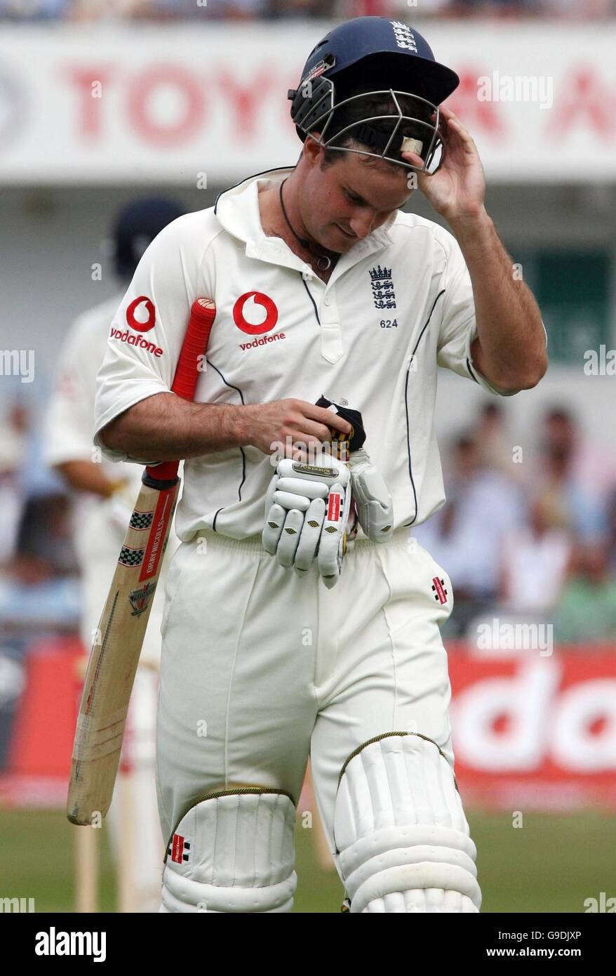 Le Capatin d'Angleterre Andrew Strauss montre son déjection après avoir perdu sa cricket au Shahid Nazir du Pakistan pour 36 courses pendant le premier jour du troisième match de npower Test à Headingley, Leeds. Banque D'Images