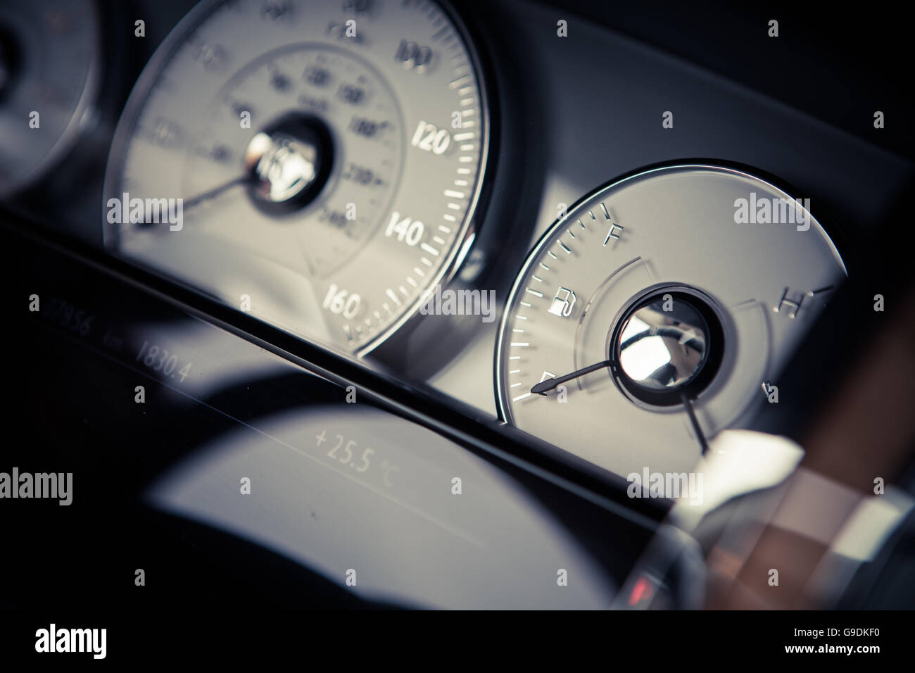 Gros plan d'un tableau de bord de la voiture avec la jauge de carburant. Banque D'Images